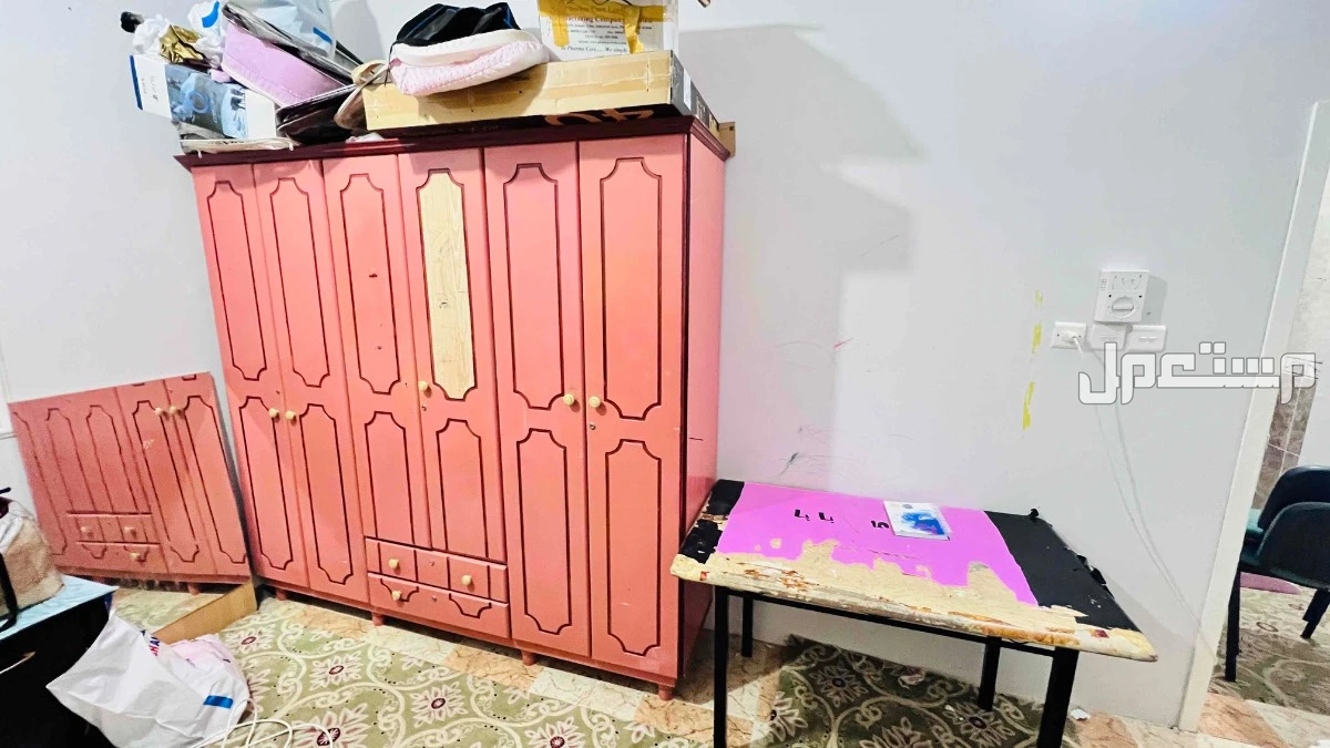 غرفة اطفال جيدة جداً مع مكتب دراسي