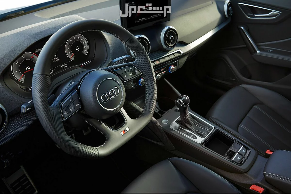 مقارنة شاملة بين أودي Q2 وميني كانتري مان 2025 عجلة قيادة أودي Q2