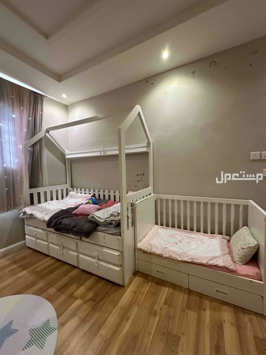 مكتبة تلفزيون + 3 اسرة اطفال  في جدة بسعر 700 ريال سعودي