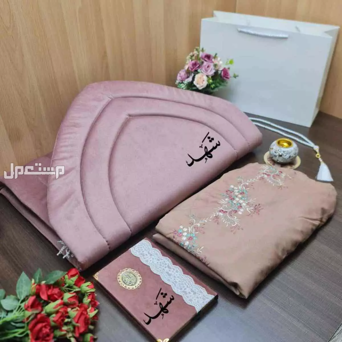 *«  عــ🎁ــروضنا مستمره»* طقم صلاه تنسيق مميز طباعة بالاسم حسب الطلب  #_مكونات العرض:- 1️⃣ شرشف مطرز خامه قطن ناعم جداً  2️⃣سجاد اسفنج 2 سم عالي الجوده 3️⃣مصحف مغلف مخمل  4️⃣ سبحه شكل لؤلؤ