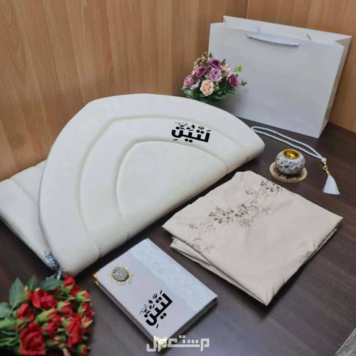 *«  عــ🎁ــروضنا مستمره»* طقم صلاه تنسيق مميز طباعة بالاسم حسب الطلب  #_مكونات العرض:- 1️⃣ شرشف مطرز خامه قطن ناعم جداً  2️⃣سجاد اسفنج 2 سم عالي الجوده 3️⃣مصحف مغلف مخمل  4️⃣ سبحه شكل لؤلؤ