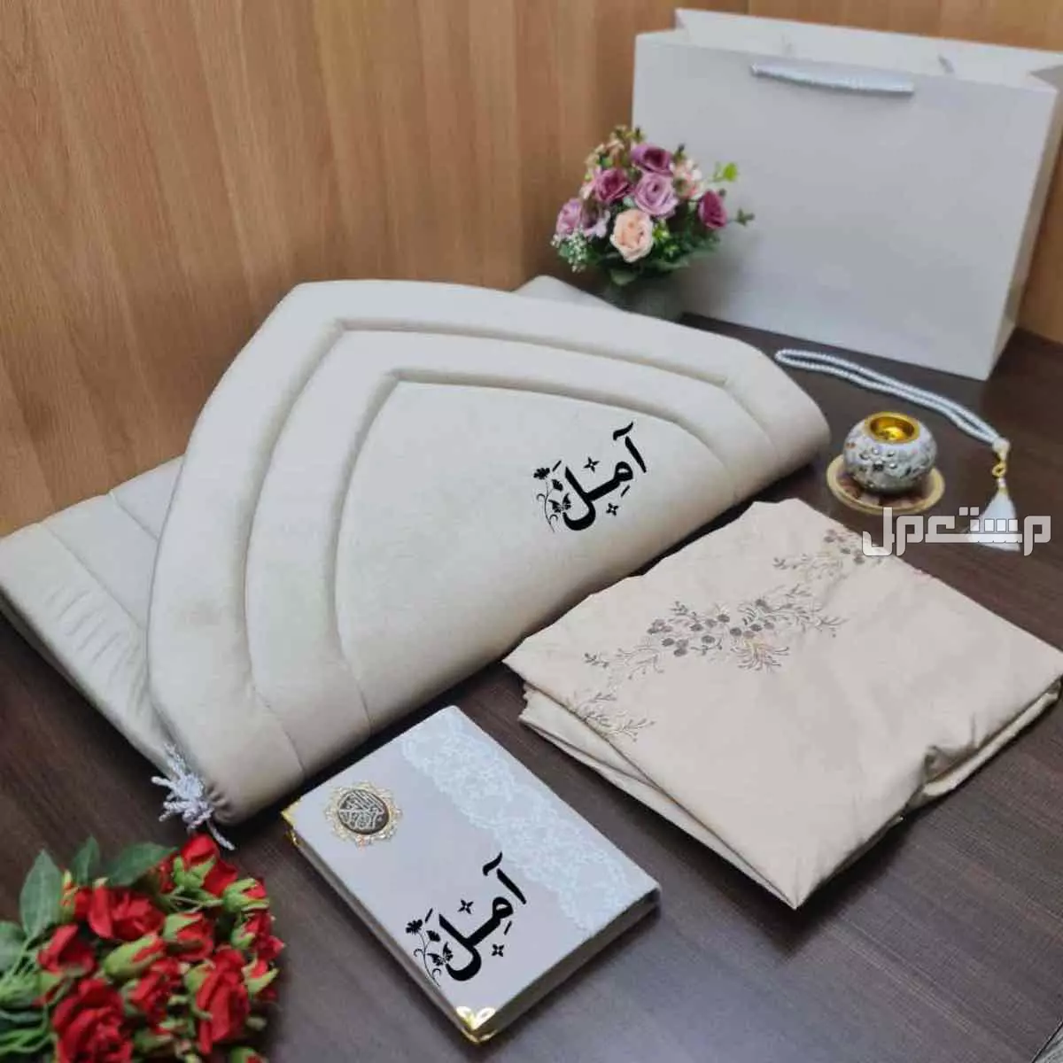 *«  عــ🎁ــروضنا مستمره»* طقم صلاه تنسيق مميز طباعة بالاسم حسب الطلب  #_مكونات العرض:- 1️⃣ شرشف مطرز خامه قطن ناعم جداً  2️⃣سجاد اسفنج 2 سم عالي الجوده 3️⃣مصحف مغلف مخمل  4️⃣ سبحه شكل لؤلؤ