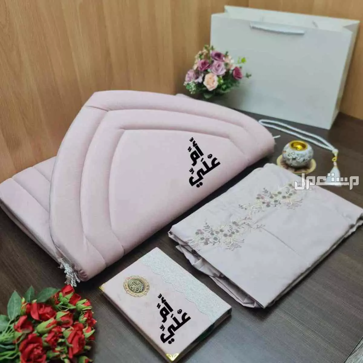 *«  عــ🎁ــروضنا مستمره»* طقم صلاه تنسيق مميز طباعة بالاسم حسب الطلب  #_مكونات العرض:- 1️⃣ شرشف مطرز خامه قطن ناعم جداً  2️⃣سجاد اسفنج 2 سم عالي الجوده 3️⃣مصحف مغلف مخمل  4️⃣ سبحه شكل لؤلؤ