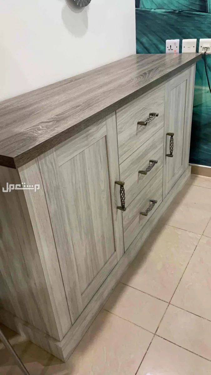 للبيع طاولة طعام وبوفيه وطاولة جانبيه ب 2000 ريال