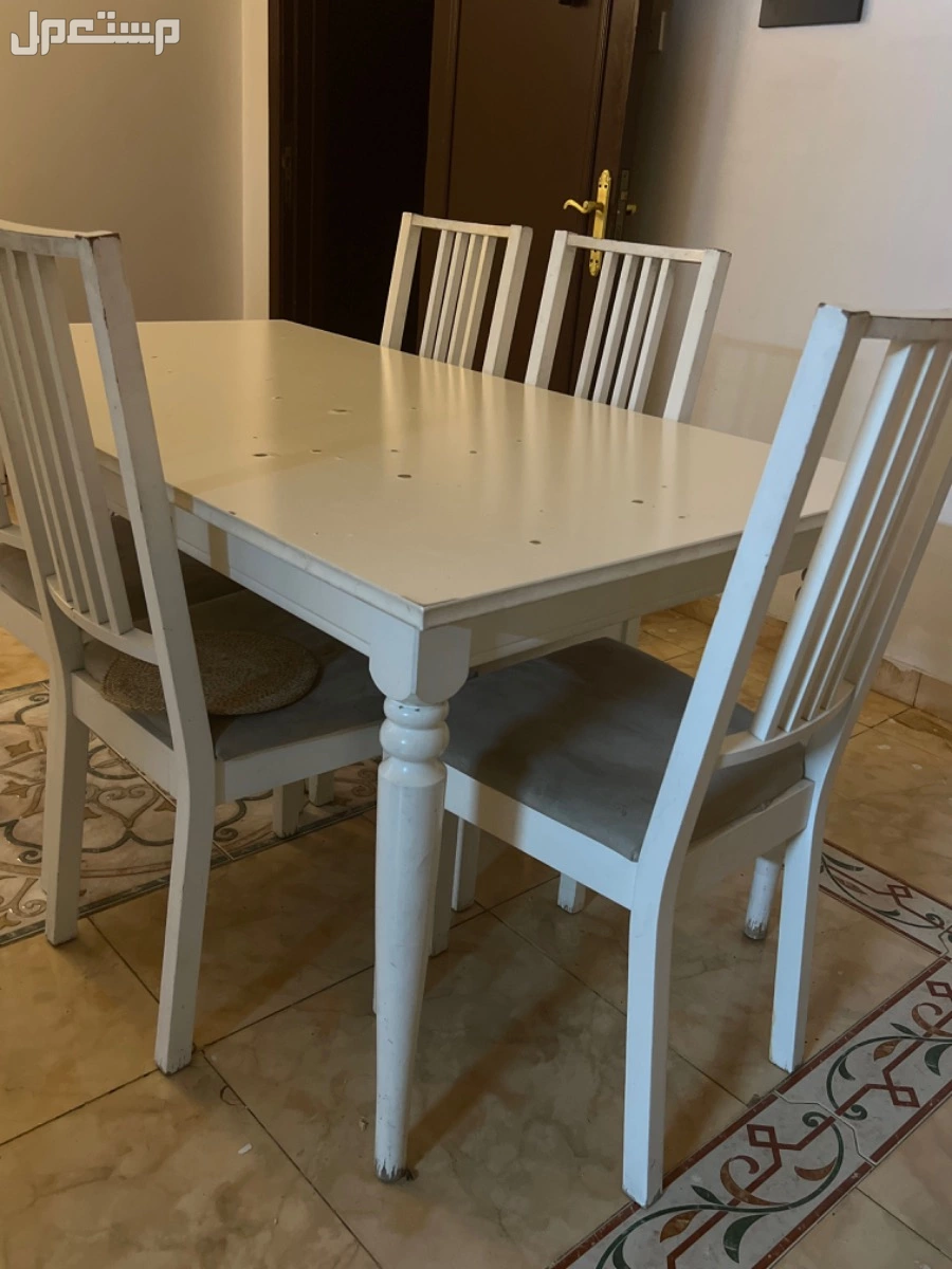 البيع طاولة طعام من ايكيا مع 6كراسي