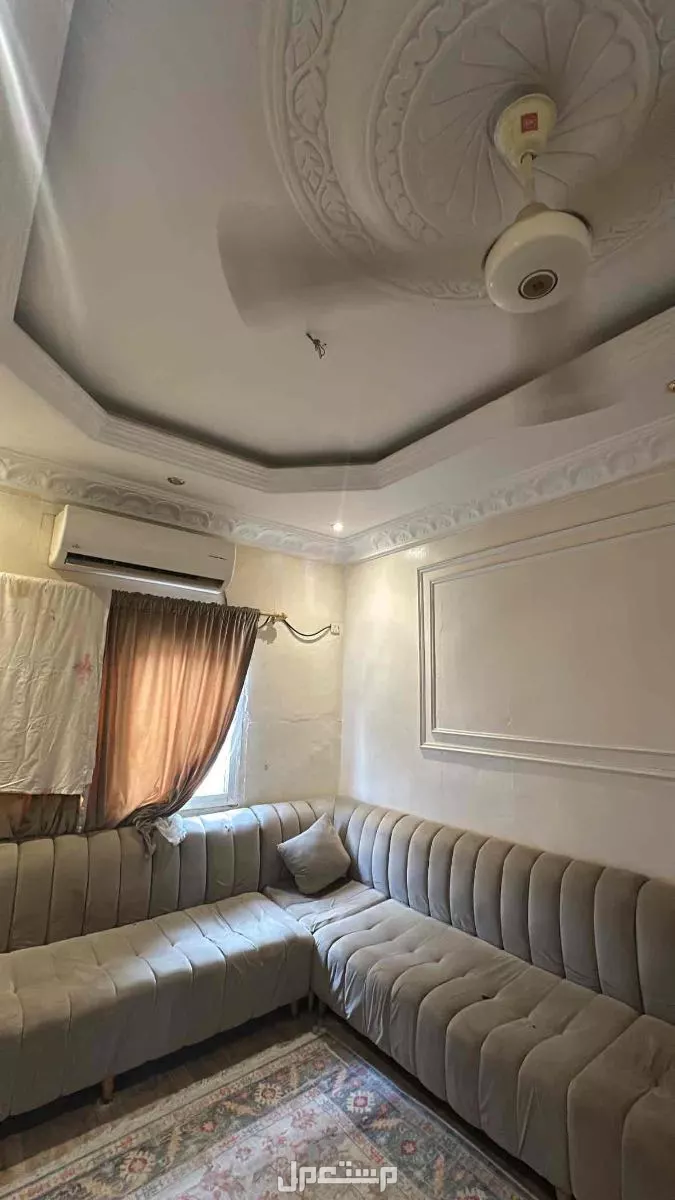 كنب L نظيف مافيه شي  بسعر 200 ريال