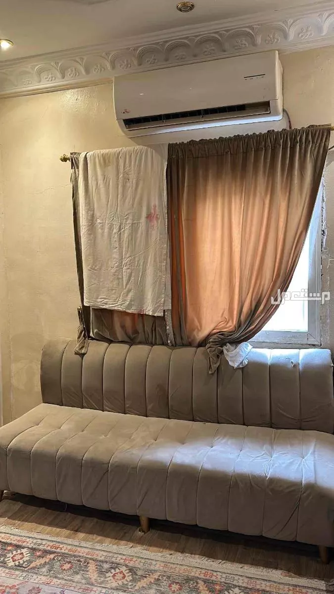 كنب L نظيف مافيه شي  بسعر 200 ريال