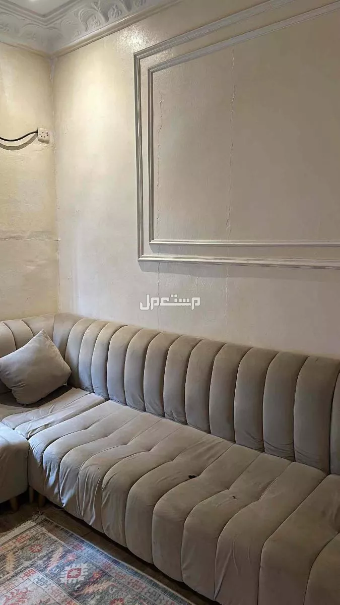 كنب L نظيف مافيه شي  بسعر 200 ريال