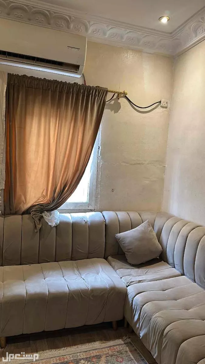 كنب L نظيف مافيه شي  بسعر 200 ريال