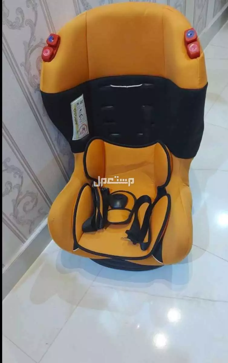 كرسي سيارة للأطفال نظيف من عمر 6شهور .