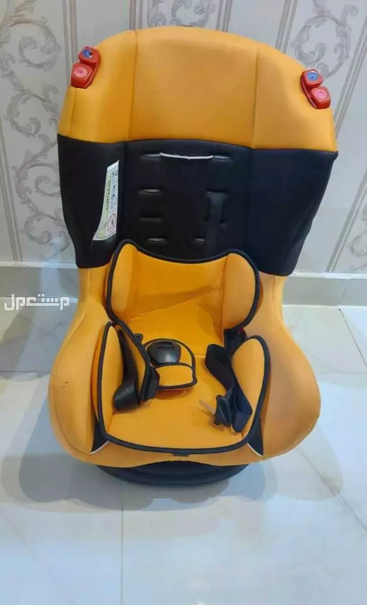 كرسي سيارة للأطفال نظيف من عمر 6شهور .