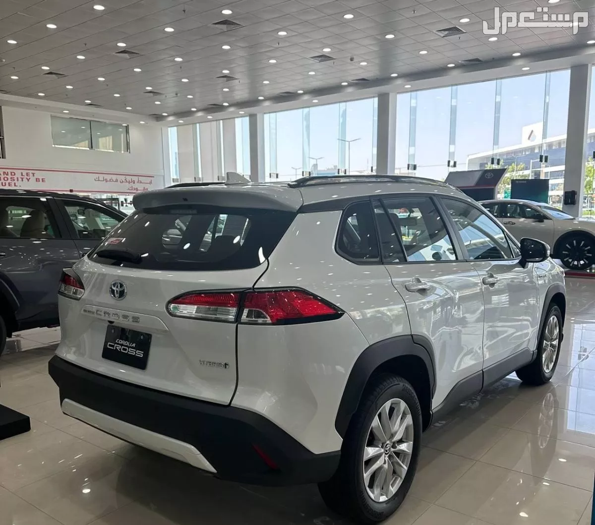 مقارنة بين تويوتا كورولا كروس هايبرد وراف 4 بالصور.. أيهما أرخص؟ أسعار  2025 Toyota Corolla Cross Hybrid في السعودية