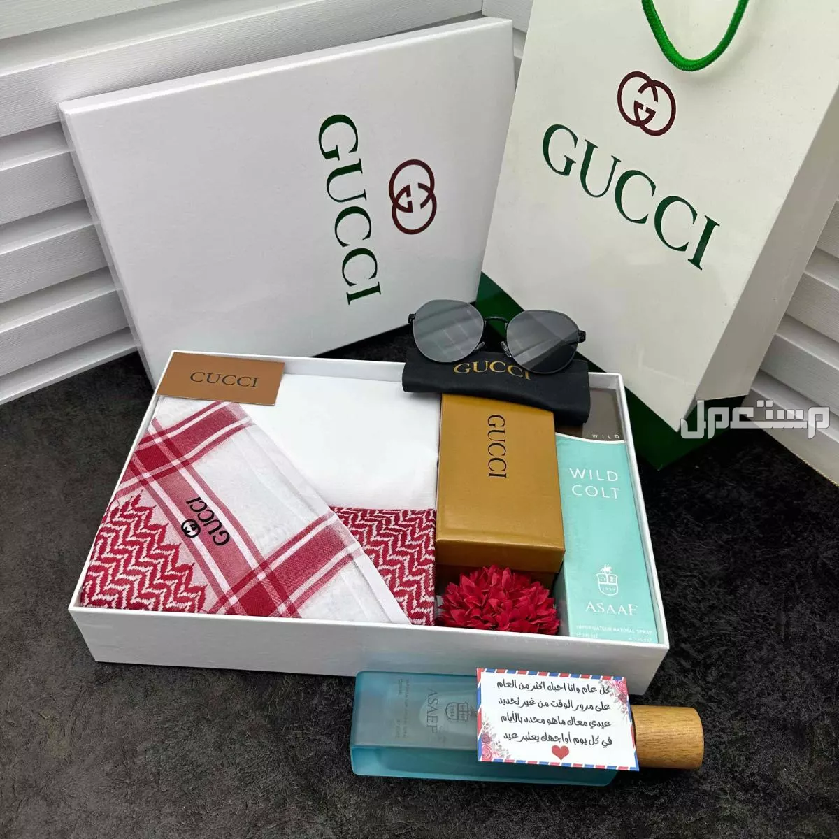 *مكونات البوكس:* 1. *قماش جوتشي :*      قماش فاخر وراقي، يتميز بلمسته الناعمة والجميلة، مثالي للمناسبات الخاصة والملابس الفاخرة في العيد. 2. *شماغ فاخر من ماركة جوتشي:*      شماغ بتصميم