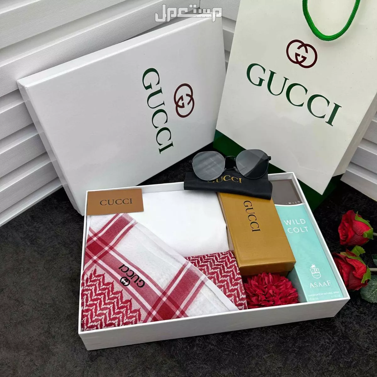 *مكونات البوكس:* 1. *قماش جوتشي :*      قماش فاخر وراقي، يتميز بلمسته الناعمة والجميلة، مثالي للمناسبات الخاصة والملابس الفاخرة في العيد. 2. *شماغ فاخر من ماركة جوتشي:*      شماغ بتصميم