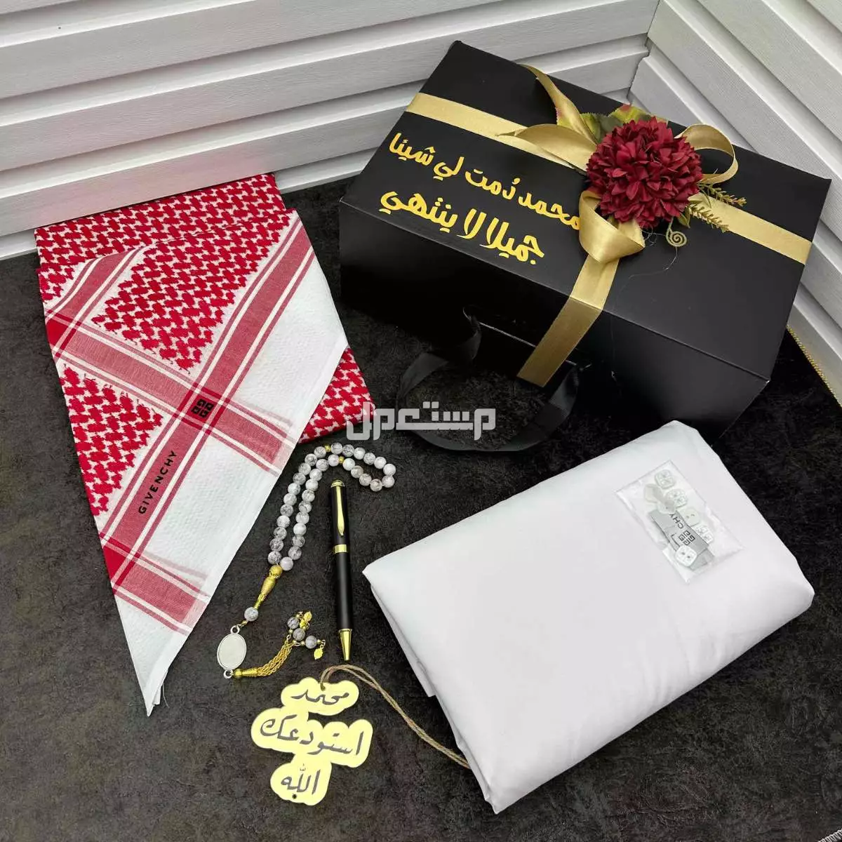 بكس جيفينشي 1. **شماغ جيفينشي احمر غامق دم الغزال قطن 100%**:      - الشماغ من القطن عالي الجودة، مما يجعله مريحًا وأنيقًا.      - المقاسات المتوفرة (55/58/60) تناسب مختلف الأذواق