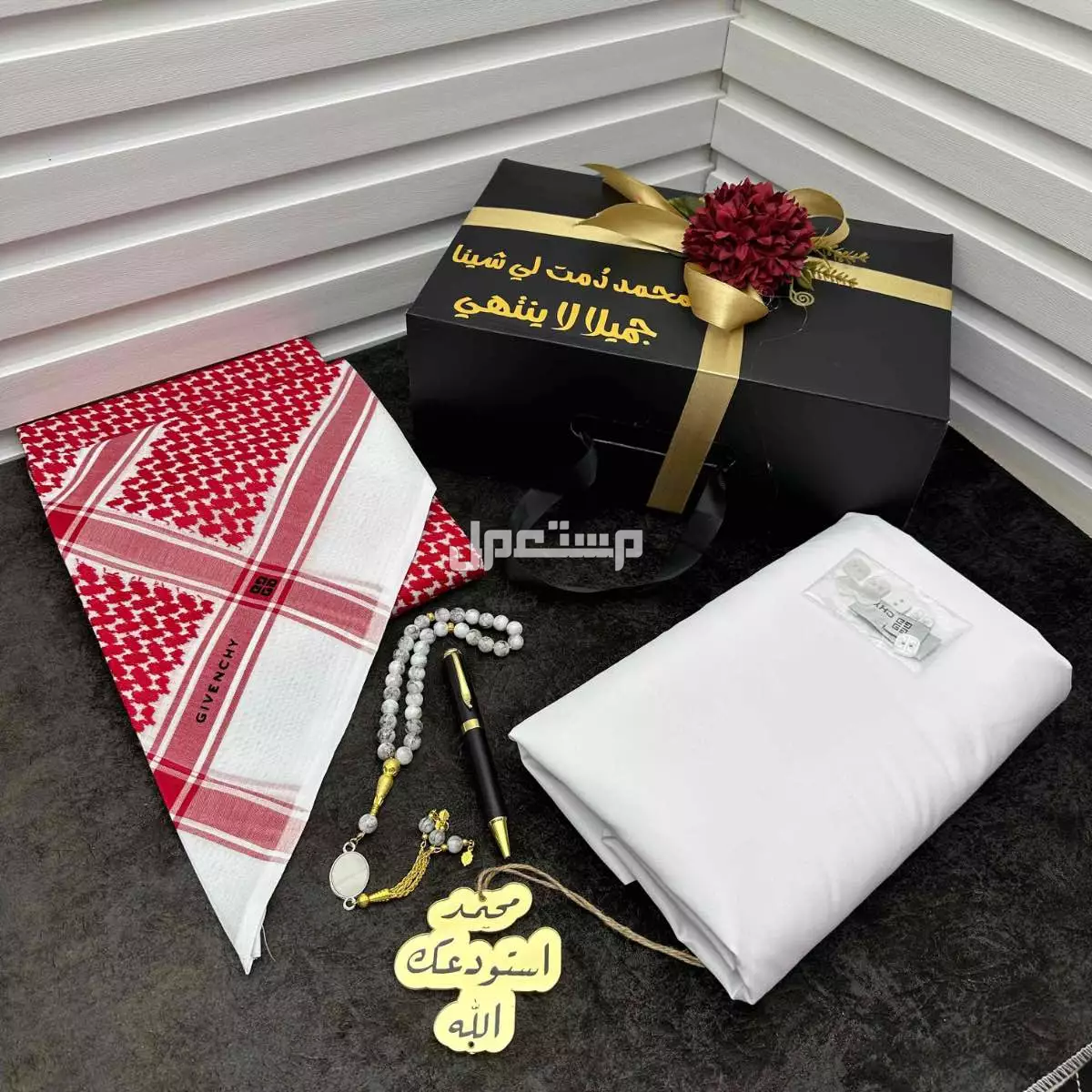 بكس جيفينشي 1. **شماغ جيفينشي احمر غامق دم الغزال قطن 100%**:      - الشماغ من القطن عالي الجودة، مما يجعله مريحًا وأنيقًا.      - المقاسات المتوفرة (55/58/60) تناسب مختلف الأذواق