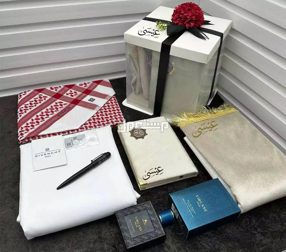 بوكس رجالي هدايا  1. **شماغ جيفينشي قطن 100%**:      - الشماغ من القطن عالي الجودة، مما يجعله مريحًا وأنيقًا.      - المقاسات المتوفرة (55/58/60) تناسب مختلف الأذواق والاحتياجات. 2. **قماش