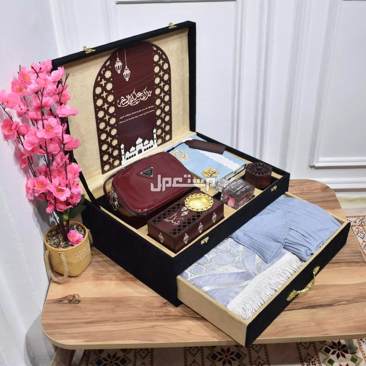 345ريال.✨ *عرض رمضاني فاخر من بلاك روز!* ✨  *بلاك روز* تقدم لكم *بوكس رمضان* الفاخر، المكون من مجموعة من المنتجات التي تضفي لمسة من الروحانية والفخامة في الشهر المبارك.  *مكونات بوكس رمضان:*