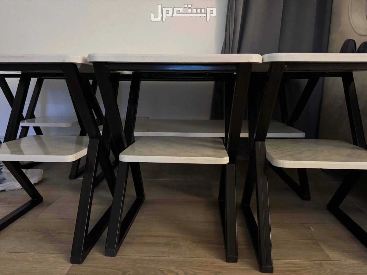 طاولات خدمه جديده ونظيفه جدًا بسعر 400