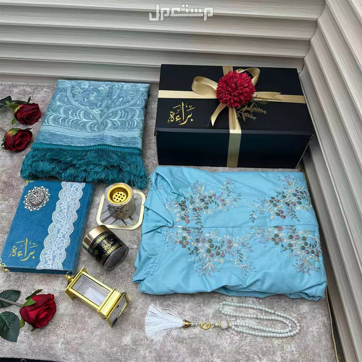 بوكس هدايا النسائي  1. **سجادة صلاة تركية الصنع**: تتميز السجادات التركية بجودتها العالية وتصاميمها الجميلة، مما يجعلها إضافة عملية وجميلة للبكس.  2. **شرشف مطرز قطن بارد**: القطن البارد