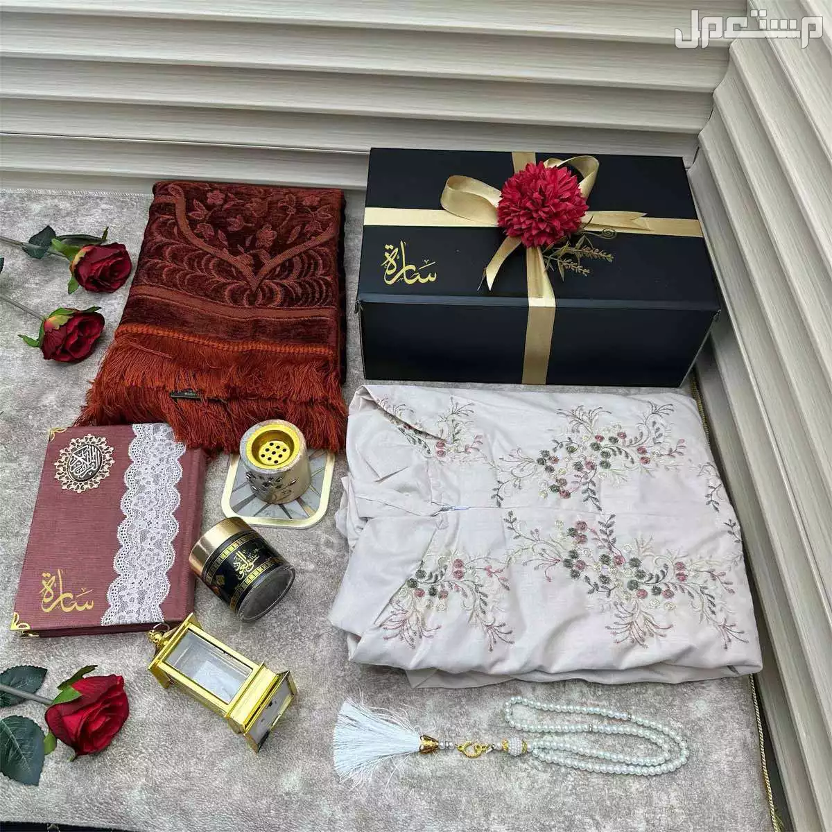 بوكس هدايا النسائي  1. **سجادة صلاة تركية الصنع**: تتميز السجادات التركية بجودتها العالية وتصاميمها الجميلة، مما يجعلها إضافة عملية وجميلة للبكس.  2. **شرشف مطرز قطن بارد**: القطن البارد