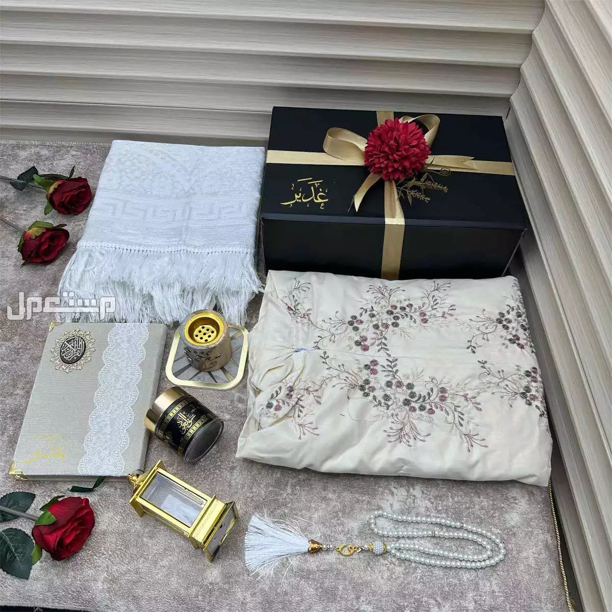 بوكس هدايا النسائي  1. **سجادة صلاة تركية الصنع**: تتميز السجادات التركية بجودتها العالية وتصاميمها الجميلة، مما يجعلها إضافة عملية وجميلة للبكس.  2. **شرشف مطرز قطن بارد**: القطن البارد