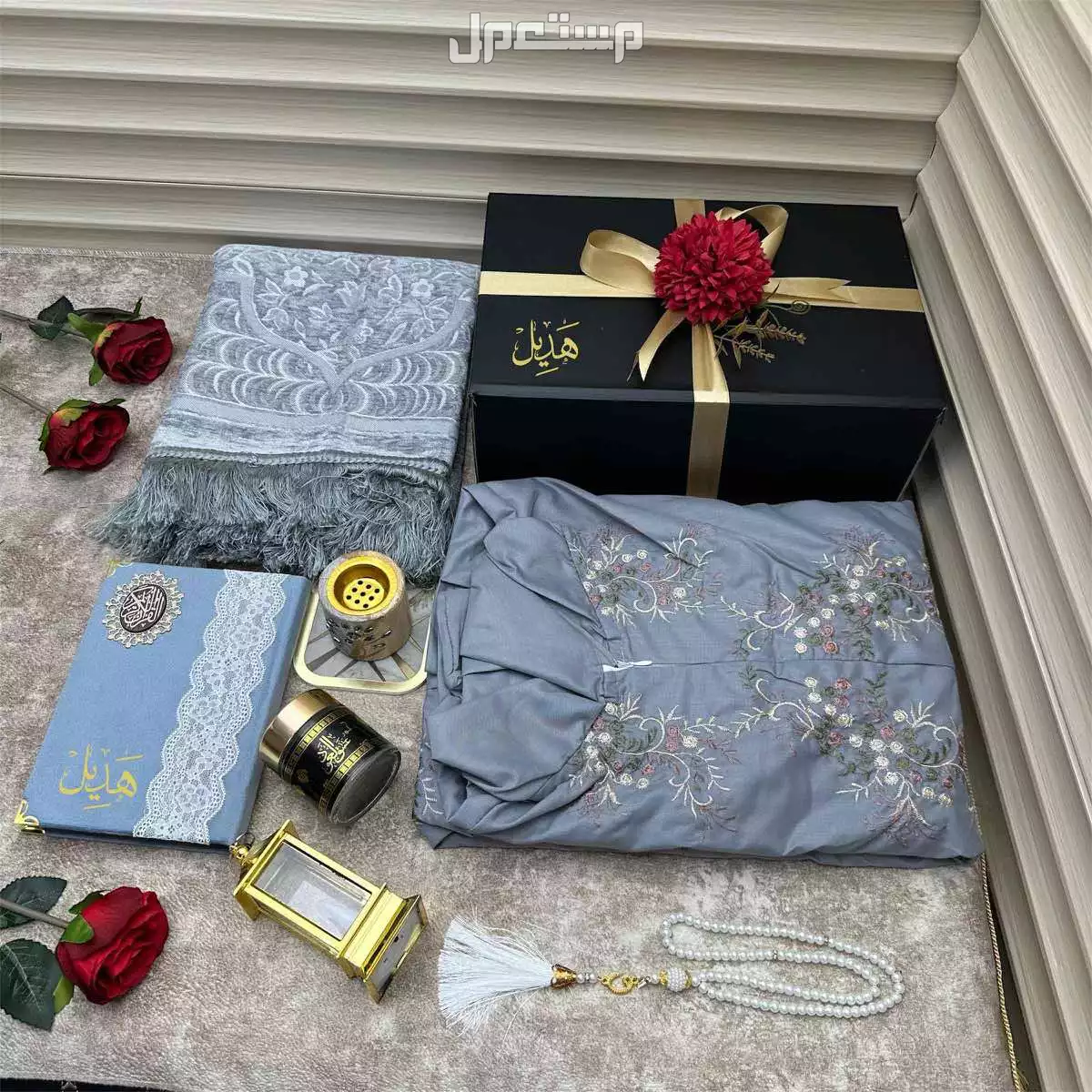 بوكس هدايا النسائي  1. **سجادة صلاة تركية الصنع**: تتميز السجادات التركية بجودتها العالية وتصاميمها الجميلة، مما يجعلها إضافة عملية وجميلة للبكس.  2. **شرشف مطرز قطن بارد**: القطن البارد