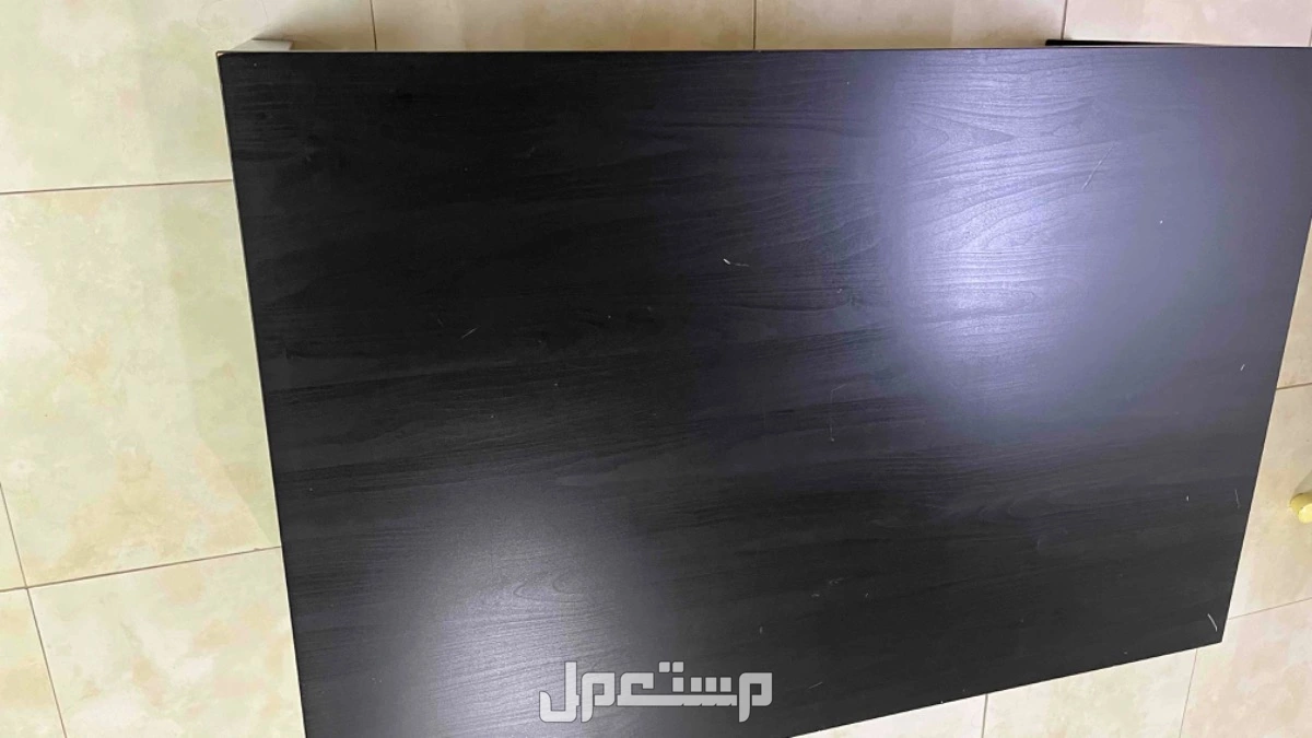 للبيع طاولة ايكيا لونها اسود سعر البيع  100 ريال