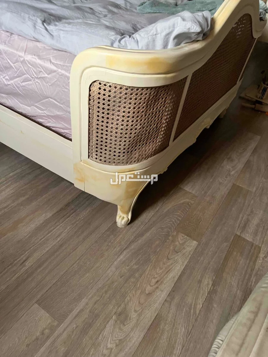 للبيع سرير خشب مستعمل ملبس راتان