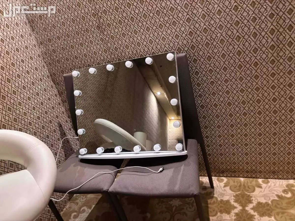 للبيع مرايا بليد وطاولات وابجورات وكرسي