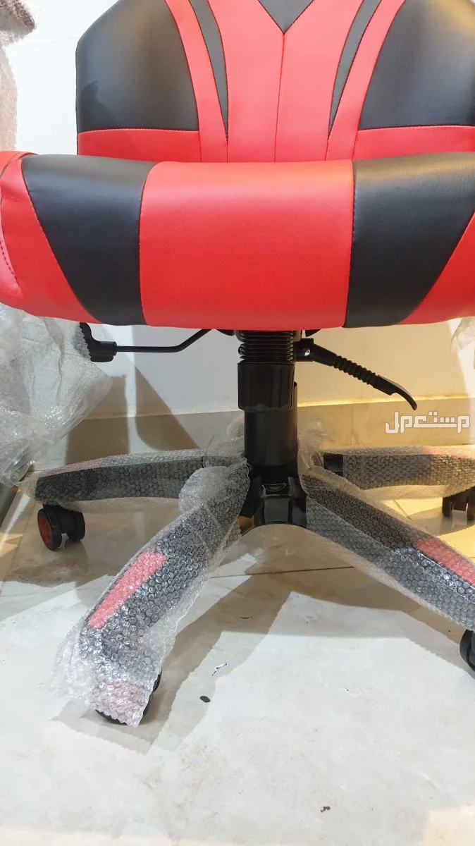 gaming chair كرسي العاب لون أحمر و أسود متحرك ومريح