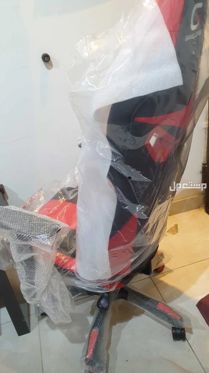gaming chair كرسي العاب لون أحمر و أسود متحرك ومريح