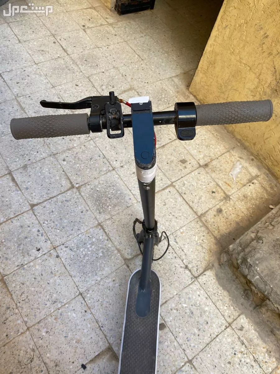 سكوتر وقوف شبيه شاومي ثلاث سرعات كفرات السكوتو يتسفط لكن مشكلته مرتخي يبيله شد وانا لزقته