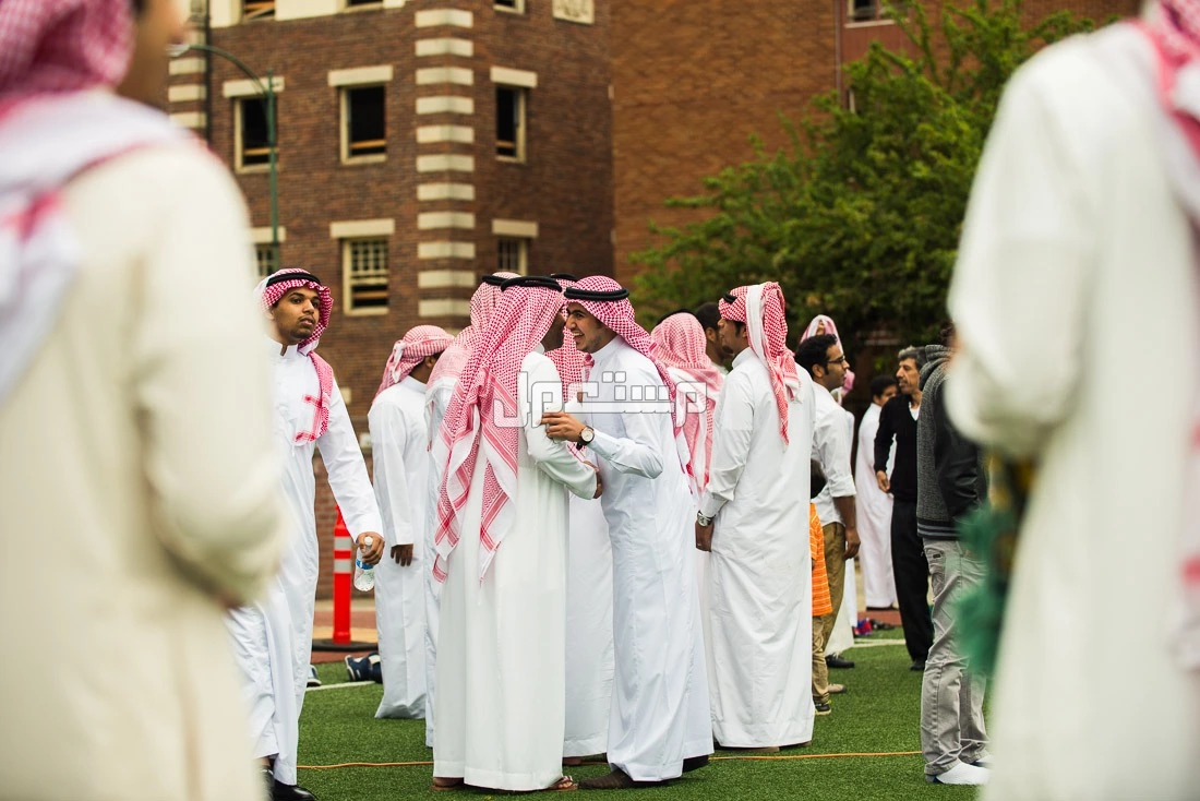 صور هوية عيد الفطر 2025 وأحدث الفعاليات في السعودية رجال يتصافحون بعد صلاة العيد
