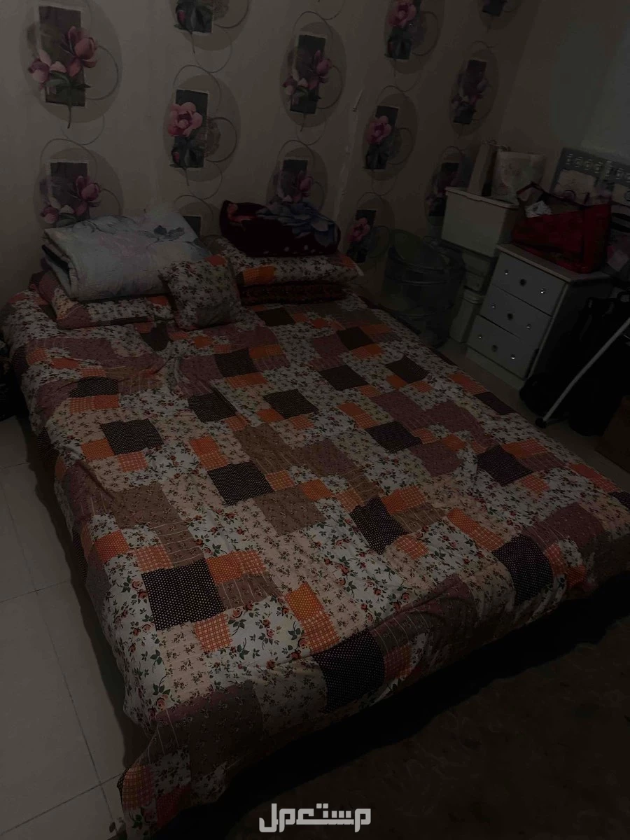 كنب سرير  اربعه قطع مع طاولة تسرحيه  في جدة