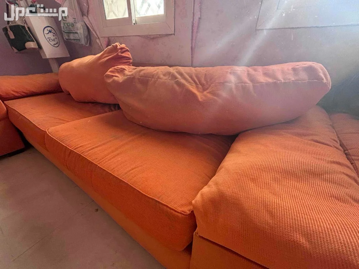 كنب سرير  اربعه قطع مع طاولة تسرحيه  في جدة