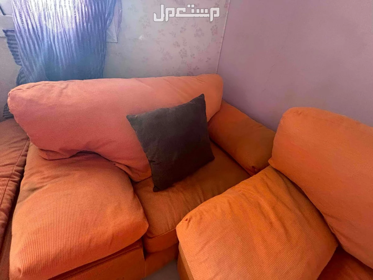 كنب سرير  اربعه قطع مع طاولة تسرحيه  في جدة