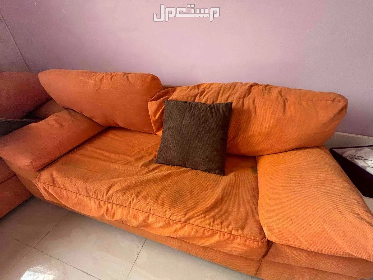 كنب سرير  اربعه قطع مع طاولة تسرحيه  في جدة