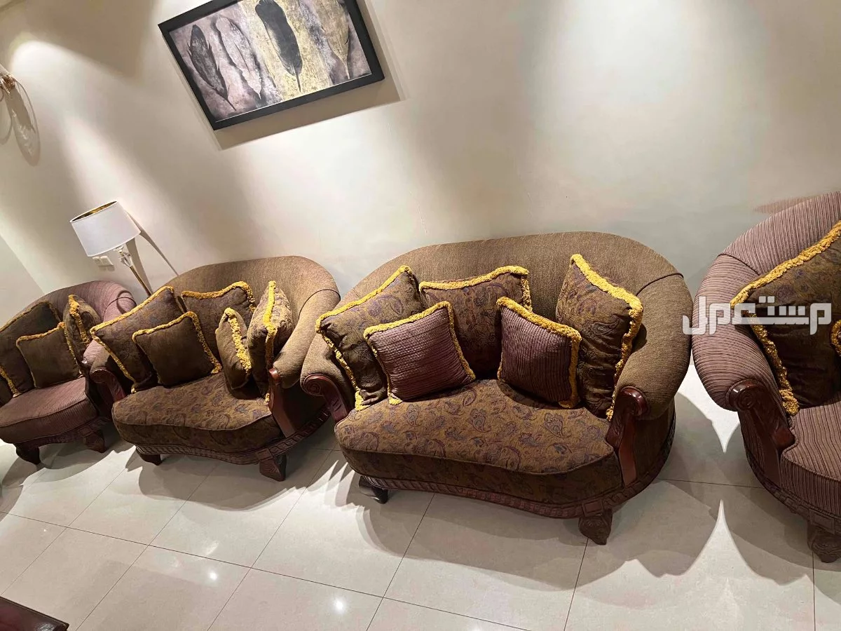 كنب مجلس طقمين ونظيييف جدا ماجاه استعمال كثير  بسعر رخييص قابل للتفاوض  ، افتح السومه 100 ريال سعودي