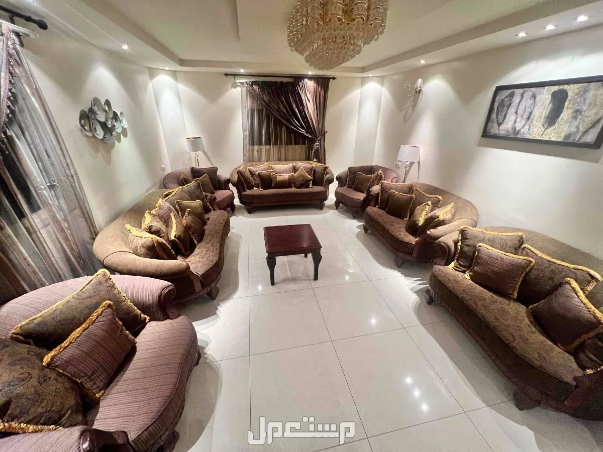 كنب مجلس طقمين ونظيييف جدا ماجاه استعمال كثير  بسعر رخييص قابل للتفاوض  ، افتح السومه 100 ريال سعودي