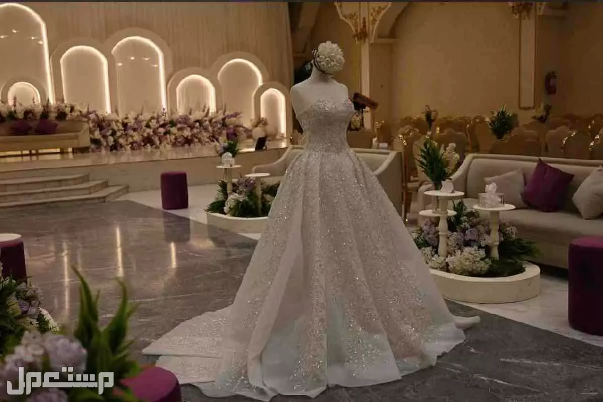 فستان زفاف ابيض تفصيل جديد فستان زفاف ابيض  تفصيل قماش ملكي و لمعة رشة السكر ، فيه تفاصيل جميلة يشمل الطرحة و التاج ، صمم بكل حب  و الطرحة خليجي طويلة من ورا فيها تفاصيل نقشة الفستان من فوق
