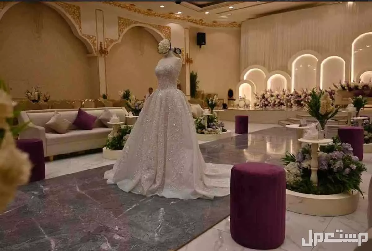 فستان زفاف ابيض تفصيل جديد فستان زفاف ابيض  تفصيل قماش ملكي و لمعة رشة السكر ، فيه تفاصيل جميلة يشمل الطرحة و التاج ، صمم بكل حب  و الطرحة خليجي طويلة من ورا فيها تفاصيل نقشة الفستان من فوق