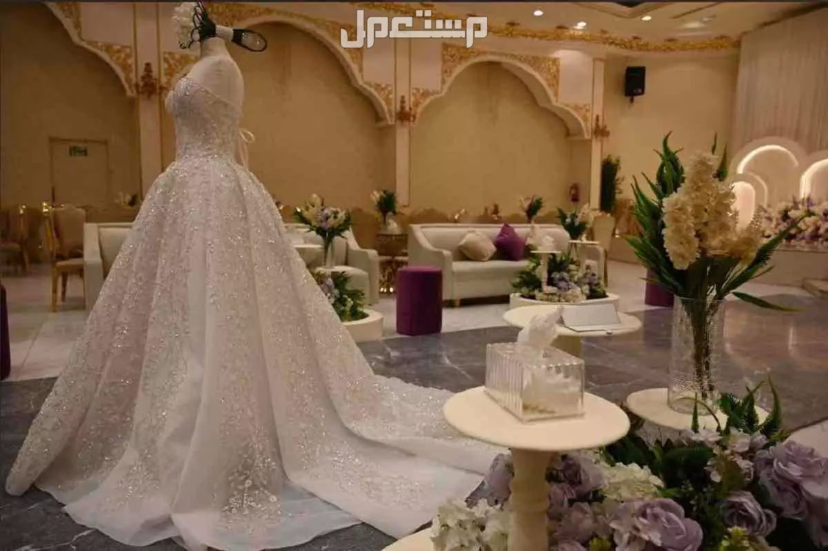 فستان زفاف ابيض تفصيل جديد فستان زفاف ابيض  تفصيل قماش ملكي و لمعة رشة السكر ، فيه تفاصيل جميلة يشمل الطرحة و التاج ، صمم بكل حب  و الطرحة خليجي طويلة من ورا فيها تفاصيل نقشة الفستان من فوق