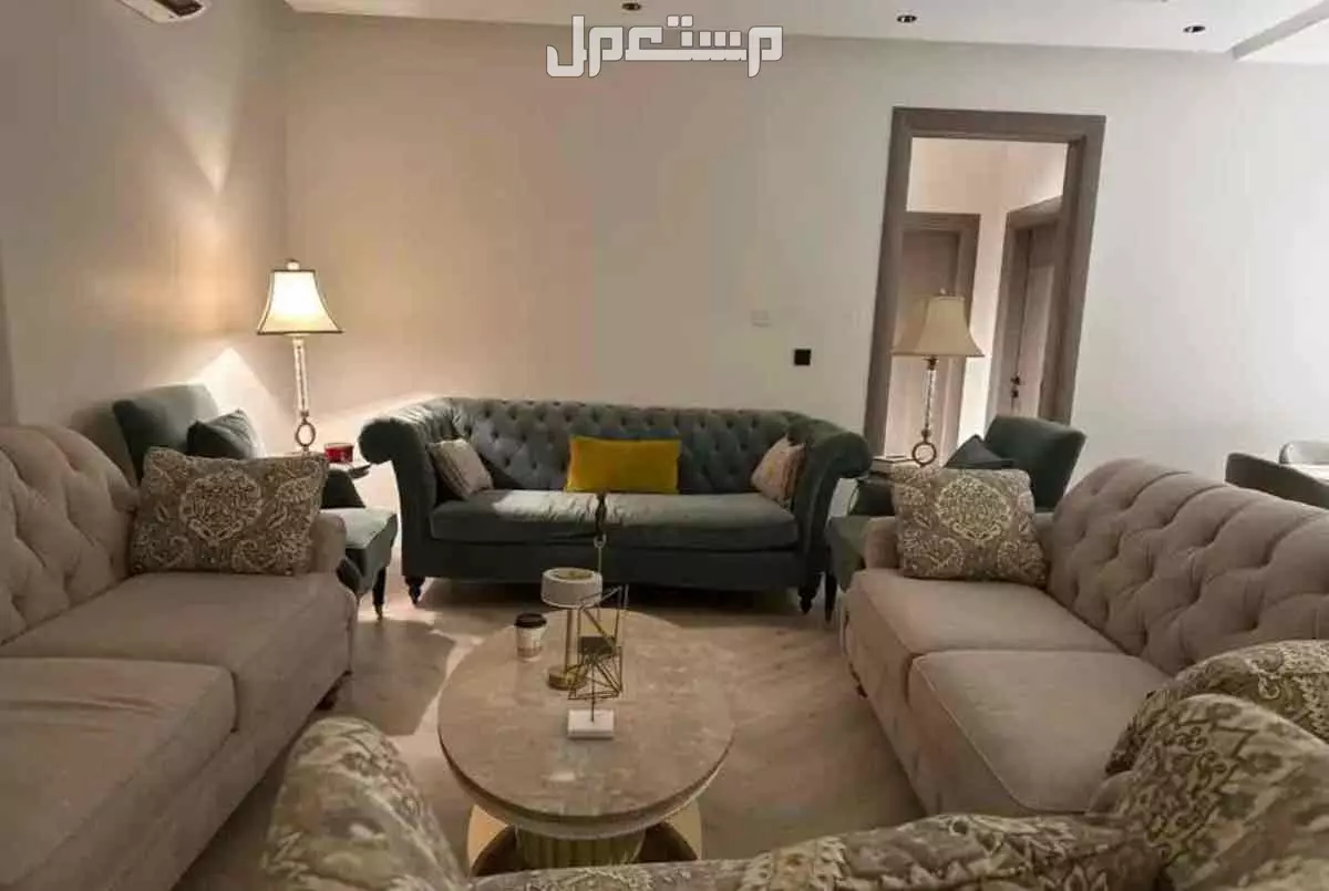 للبيع كنب مكونة من 3  صوفا وكراسي بيد مكونه من 4 قطع استعمال نظيف كان بمجلس للضيوف ومن أثاث الرقيب تم شراءه