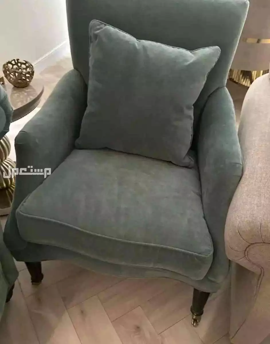 للبيع كنب مكونة من 3  صوفا وكراسي بيد مكونه من 4 قطع استعمال نظيف كان بمجلس للضيوف ومن أثاث الرقيب تم شراءه