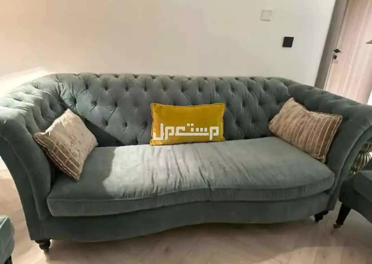للبيع كنب مكونة من 3  صوفا وكراسي بيد مكونه من 4 قطع استعمال نظيف كان بمجلس للضيوف ومن أثاث الرقيب تم شراءه