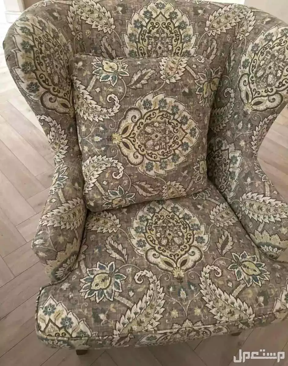 للبيع كنب مكونة من 3  صوفا وكراسي بيد مكونه من 4 قطع استعمال نظيف كان بمجلس للضيوف ومن أثاث الرقيب تم شراءه