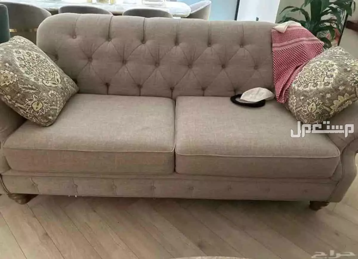 للبيع كنب مكونة من 3  صوفا وكراسي بيد مكونه من 4 قطع استعمال نظيف كان بمجلس للضيوف ومن أثاث الرقيب تم شراءه
