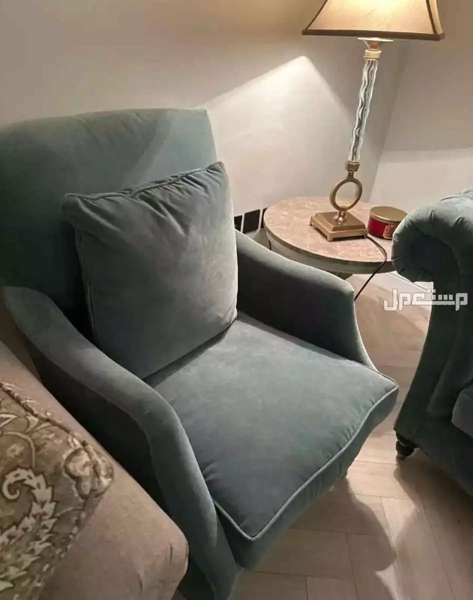 للبيع كنب مكونة من 3  صوفا وكراسي بيد مكونه من 4 قطع استعمال نظيف كان بمجلس للضيوف ومن أثاث الرقيب تم شراءه
