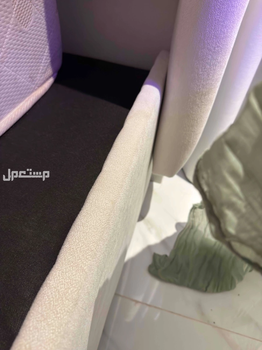 سرير جديد للبيع مقاس 140العرض والطول 200 الون بيج على سكري في حي الفلاح بجده السعر قابل للتفاوض للحد المعقول